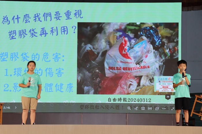 「再塑塑看」團隊關注學校各班使用的垃圾袋是購買的,間接造成環境負擔,希望推動塑膠袋再利用行動。