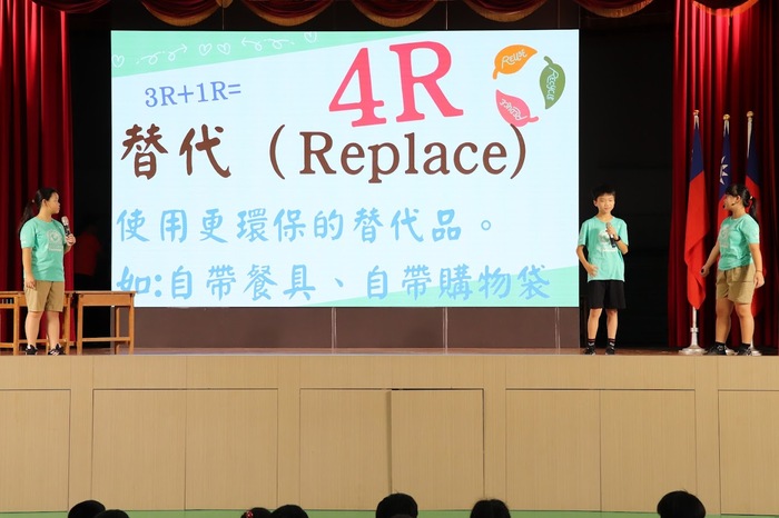 「再塑塑看」團隊關注學校各班使用的垃圾袋是購買的,間接造成環境負擔,希望推動塑膠袋再利用行動。
