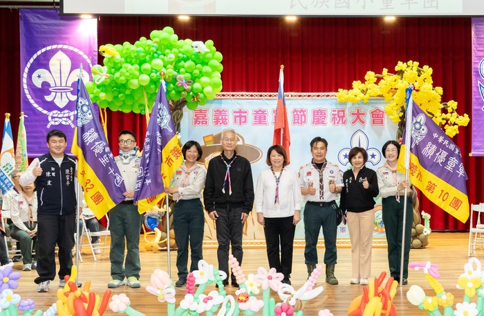 校長從市長手中接獲全國績優童軍團旗