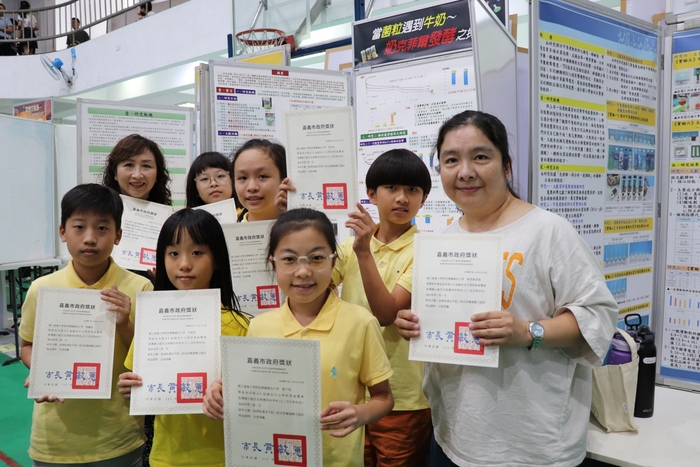 賀本校師生參加嘉義市第44屆科學展覽榮獲國小組團體第二名