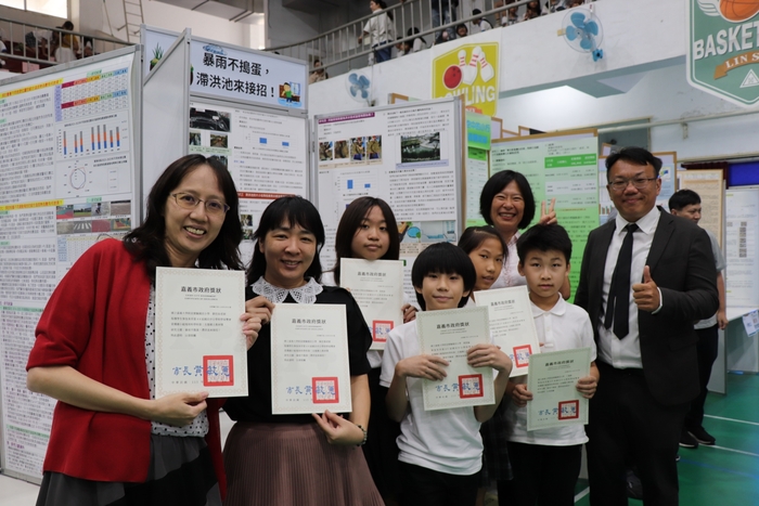 賀本校師生參加嘉義市第44屆科學展覽榮獲國小組團體第二名