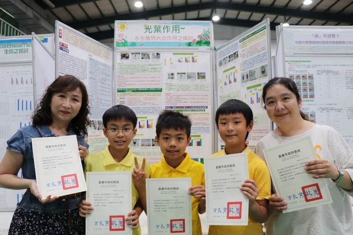 賀本校師生參加嘉義市第44屆科學展覽榮獲國小組團體第二名