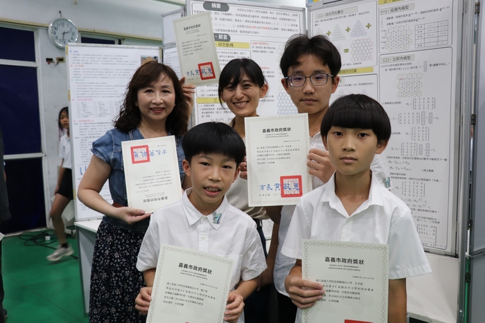 賀本校師生參加嘉義市第44屆科學展覽榮獲國小組團體第二名