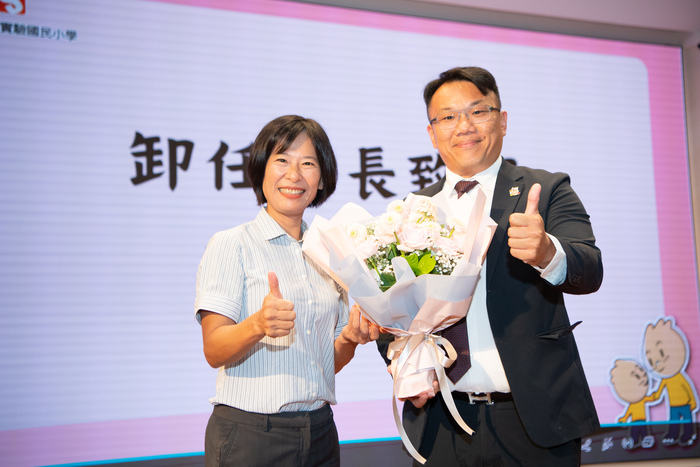 用一束鮮花感謝奕夫會長兩年來的奉獻與付出