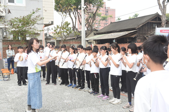 五年級學生以直笛吹奏"老鷹之歌"