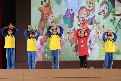 擁抱慢慢猴小演員們的合照