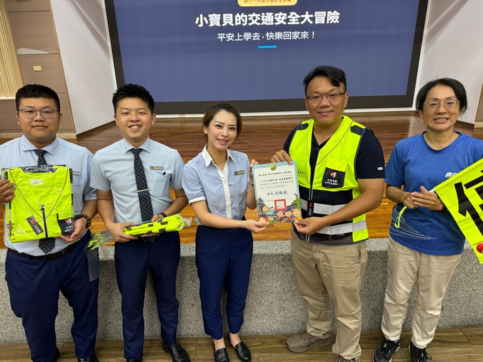 感謝南都汽車致贈導護背心和導護旗