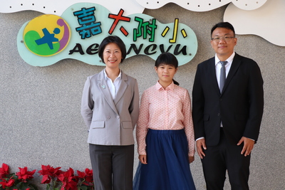 市模範生與校長和會長合影
