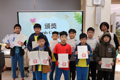得獎學生與校長合影