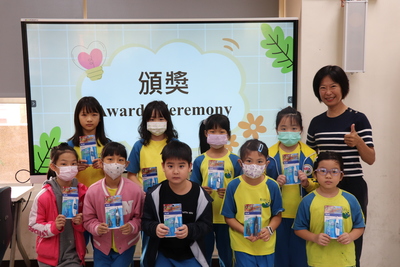 晨讀英語筆記優良學生與校長合影