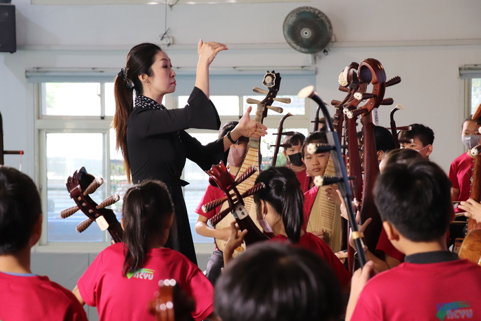 國樂團以《台灣追想曲》烘托出熱鬧的氣氛，帶來歡樂愉快的心情。