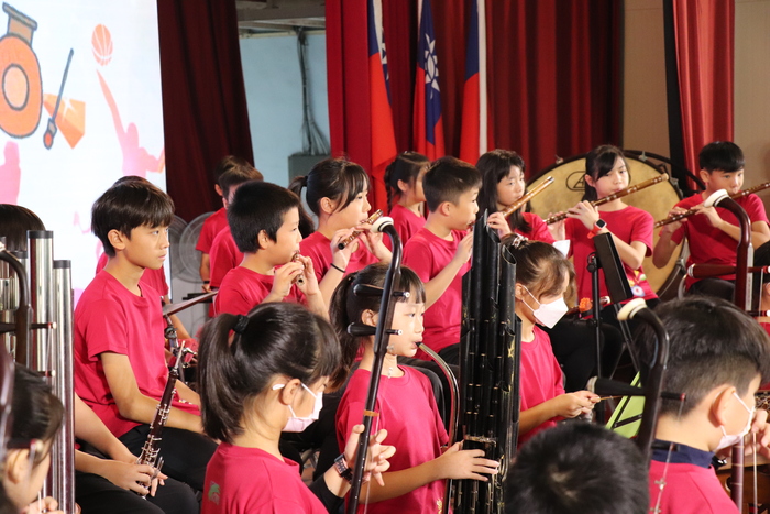 國樂團以《台灣追想曲》烘托出熱鬧的氣氛，帶來歡樂愉快的心情。