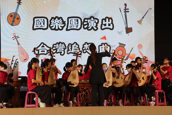 國樂團以《台灣追想曲》烘托出熱鬧的氣氛，帶來歡樂愉快的心情。