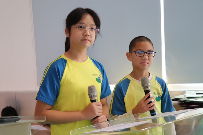 兩位司儀以落落大方的儀態，不疾不徐的語速引導典禮順利進行。