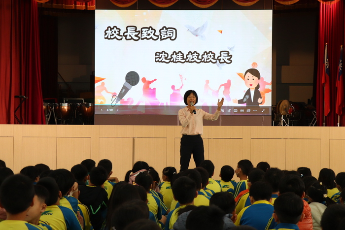 校長邀請全校親師生從不同角度齊心合作，一起為嘉大附小努力。