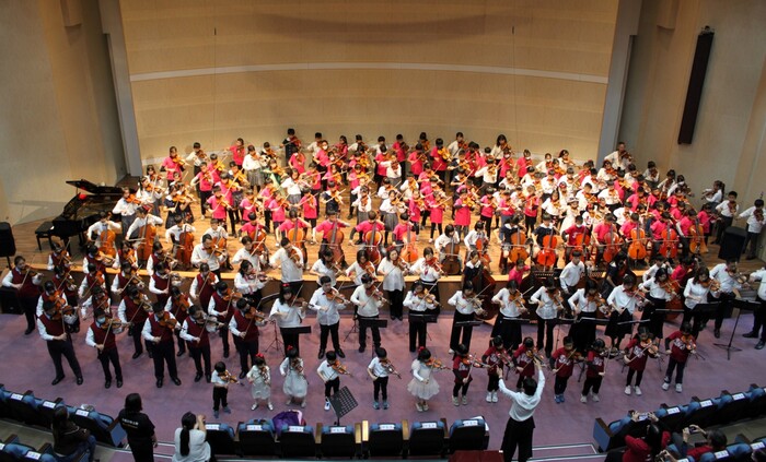 弦樂團參與公益音樂會演出