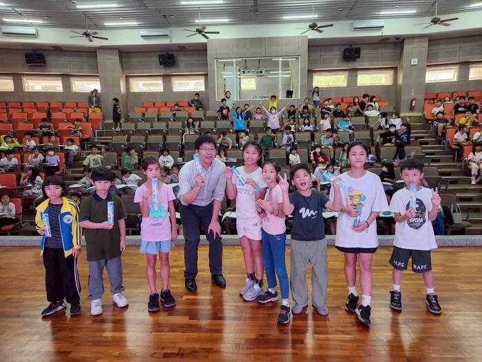 感謝泓璋醫師教導三年級學生建立正確口腔健康觀念!