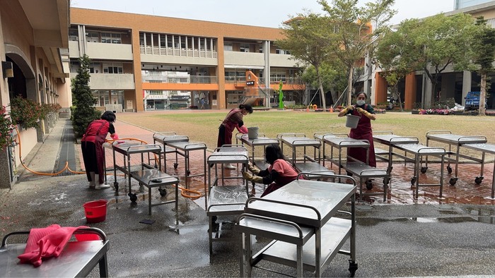 清洗各班級餐車