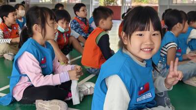 童軍團第二次團集會活動~在童軍活動中，學習規律、專注、與同在一起的幸福感!也祝嘉大附小生日快樂!圖片