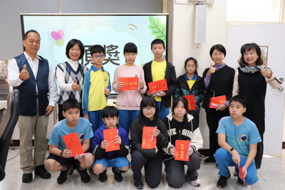 正覺兩會品德之星獎助學金受獎學生們與代表人員和校長合影