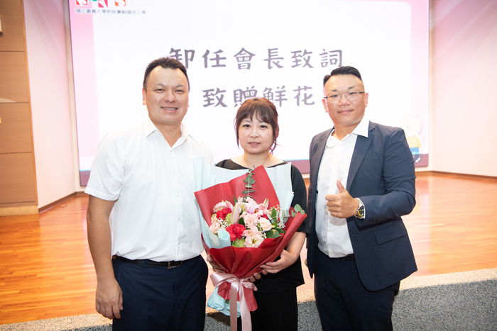用一束鮮花感謝思瑋會長兩年來的奉獻與付出