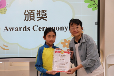 受獎學生與主任合影