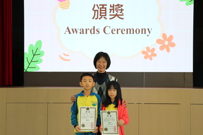 得獎學生與校長合影