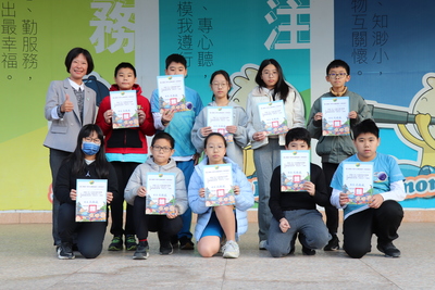 送報小志工與校長合照