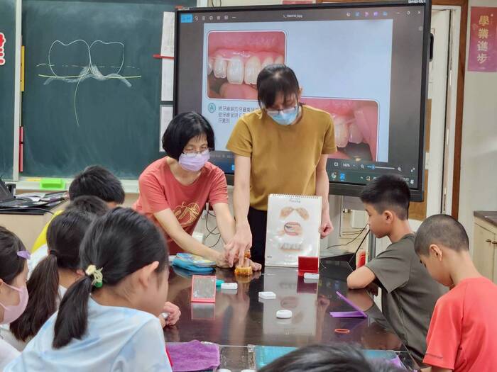 「潔牙小天使訓練」活動正式啟動! 感謝校牙醫、校護與大小志工們的全力協助,更要向最重要、最認真的各班「潔牙小天使」致敬——他們即將展開全校潔牙模範示範的旅程!  特別感謝凰慈牙醫師的專業指導,帶領孩子們學習正確的口腔保健知識,讓大家了解牙齒健康的重要性。良好的牙齒保健習慣,將為孩子們的未來打下深遠的基礎。  也要感謝麗雅與詠淯志工們的熱心參與,從前期籌備到現場協助,無私付出讓活動順利圓滿,並為孩子們帶來滿滿的溫暖與關懷。  還有溫柔細心的香靜校護,在後勤照護與專業支援上提供了堅強的後盾,確保孩子們的安全與健康。  這次活動還有六年級小志工祐庭、詩穎、采甯、祖睿的協助,一起叮嚀與注意每個確實潔牙的細節。  更感謝各班導師的支持,讓「潔牙小天使」成為一項持續且富有意義的活動,一同守護孩子們的口腔健康!