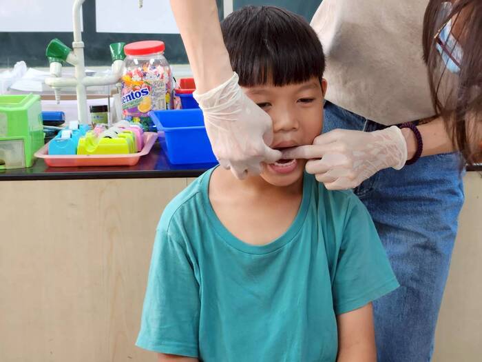 「潔牙小天使訓練」活動正式啟動! 感謝校牙醫、校護與大小志工們的全力協助,更要向最重要、最認真的各班「潔牙小天使」致敬——他們即將展開全校潔牙模範示範的旅程!  特別感謝凰慈牙醫師的專業指導,帶領孩子們學習正確的口腔保健知識,讓大家了解牙齒健康的重要性。良好的牙齒保健習慣,將為孩子們的未來打下深遠的基礎。  也要感謝麗雅與詠淯志工們的熱心參與,從前期籌備到現場協助,無私付出讓活動順利圓滿,並為孩子們帶來滿滿的溫暖與關懷。  還有溫柔細心的香靜校護,在後勤照護與專業支援上提供了堅強的後盾,確保孩子們的安全與健康。  這次活動還有六年級小志工祐庭、詩穎、采甯、祖睿的協助,一起叮嚀與注意每個確實潔牙的細節。  更感謝各班導師的支持,讓「潔牙小天使」成為一項持續且富有意義的活動,一同守護孩子們的口腔健康!