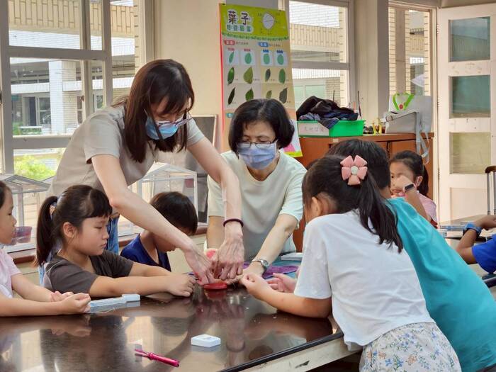 「潔牙小天使訓練」活動正式啟動! 感謝校牙醫、校護與大小志工們的全力協助,更要向最重要、最認真的各班「潔牙小天使」致敬——他們即將展開全校潔牙模範示範的旅程!  特別感謝凰慈牙醫師的專業指導,帶領孩子們學習正確的口腔保健知識,讓大家了解牙齒健康的重要性。良好的牙齒保健習慣,將為孩子們的未來打下深遠的基礎。  也要感謝麗雅與詠淯志工們的熱心參與,從前期籌備到現場協助,無私付出讓活動順利圓滿,並為孩子們帶來滿滿的溫暖與關懷。  還有溫柔細心的香靜校護,在後勤照護與專業支援上提供了堅強的後盾,確保孩子們的安全與健康。  這次活動還有六年級小志工祐庭、詩穎、采甯、祖睿的協助,一起叮嚀與注意每個確實潔牙的細節。  更感謝各班導師的支持,讓「潔牙小天使」成為一項持續且富有意義的活動,一同守護孩子們的口腔健康!
