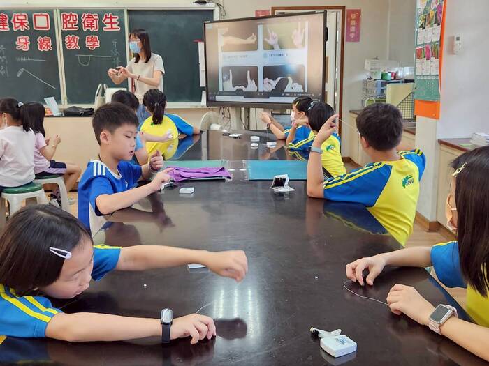 「潔牙小天使訓練」活動正式啟動! 感謝校牙醫、校護與大小志工們的全力協助,更要向最重要、最認真的各班「潔牙小天使」致敬——他們即將展開全校潔牙模範示範的旅程!  特別感謝凰慈牙醫師的專業指導,帶領孩子們學習正確的口腔保健知識,讓大家了解牙齒健康的重要性。良好的牙齒保健習慣,將為孩子們的未來打下深遠的基礎。  也要感謝麗雅與詠淯志工們的熱心參與,從前期籌備到現場協助,無私付出讓活動順利圓滿,並為孩子們帶來滿滿的溫暖與關懷。  還有溫柔細心的香靜校護,在後勤照護與專業支援上提供了堅強的後盾,確保孩子們的安全與健康。  這次活動還有六年級小志工祐庭、詩穎、采甯、祖睿的協助,一起叮嚀與注意每個確實潔牙的細節。  更感謝各班導師的支持,讓「潔牙小天使」成為一項持續且富有意義的活動,一同守護孩子們的口腔健康!