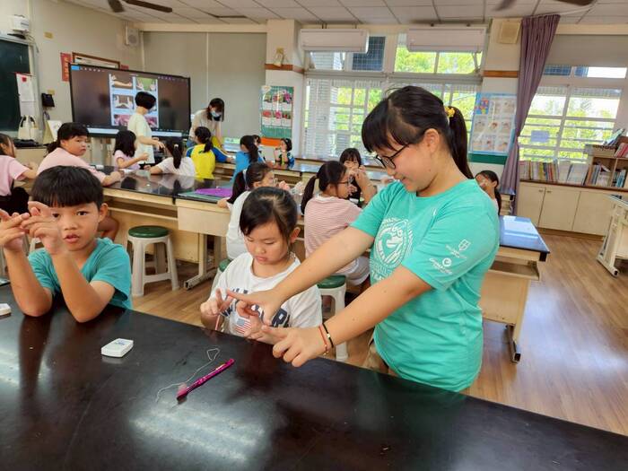 「潔牙小天使訓練」活動正式啟動! 感謝校牙醫、校護與大小志工們的全力協助,更要向最重要、最認真的各班「潔牙小天使」致敬——他們即將展開全校潔牙模範示範的旅程!  特別感謝凰慈牙醫師的專業指導,帶領孩子們學習正確的口腔保健知識,讓大家了解牙齒健康的重要性。良好的牙齒保健習慣,將為孩子們的未來打下深遠的基礎。  也要感謝麗雅與詠淯志工們的熱心參與,從前期籌備到現場協助,無私付出讓活動順利圓滿,並為孩子們帶來滿滿的溫暖與關懷。  還有溫柔細心的香靜校護,在後勤照護與專業支援上提供了堅強的後盾,確保孩子們的安全與健康。  這次活動還有六年級小志工祐庭、詩穎、采甯、祖睿的協助,一起叮嚀與注意每個確實潔牙的細節。  更感謝各班導師的支持,讓「潔牙小天使」成為一項持續且富有意義的活動,一同守護孩子們的口腔健康!