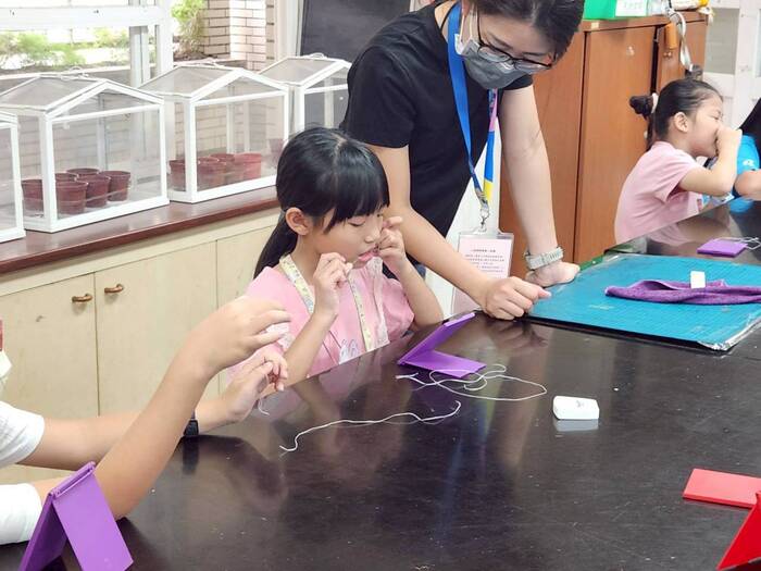 「潔牙小天使訓練」活動正式啟動! 感謝校牙醫、校護與大小志工們的全力協助,更要向最重要、最認真的各班「潔牙小天使」致敬——他們即將展開全校潔牙模範示範的旅程!  特別感謝凰慈牙醫師的專業指導,帶領孩子們學習正確的口腔保健知識,讓大家了解牙齒健康的重要性。良好的牙齒保健習慣,將為孩子們的未來打下深遠的基礎。  也要感謝麗雅與詠淯志工們的熱心參與,從前期籌備到現場協助,無私付出讓活動順利圓滿,並為孩子們帶來滿滿的溫暖與關懷。  還有溫柔細心的香靜校護,在後勤照護與專業支援上提供了堅強的後盾,確保孩子們的安全與健康。  這次活動還有六年級小志工祐庭、詩穎、采甯、祖睿的協助,一起叮嚀與注意每個確實潔牙的細節。  更感謝各班導師的支持,讓「潔牙小天使」成為一項持續且富有意義的活動,一同守護孩子們的口腔健康!