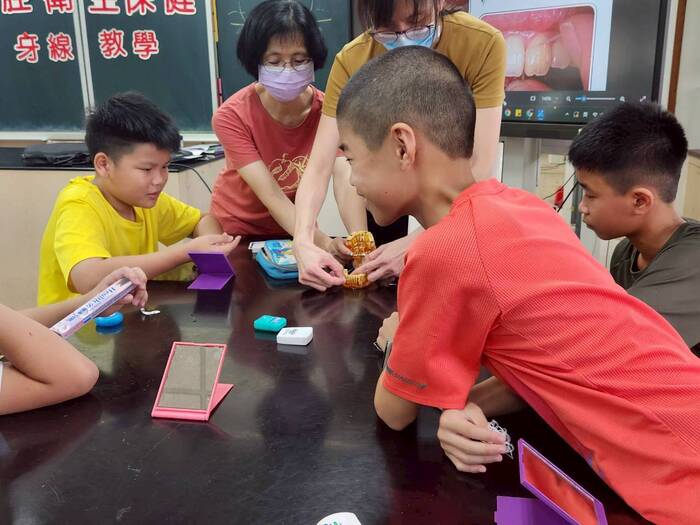 「潔牙小天使訓練」活動正式啟動! 感謝校牙醫、校護與大小志工們的全力協助,更要向最重要、最認真的各班「潔牙小天使」致敬——他們即將展開全校潔牙模範示範的旅程!  特別感謝凰慈牙醫師的專業指導,帶領孩子們學習正確的口腔保健知識,讓大家了解牙齒健康的重要性。良好的牙齒保健習慣,將為孩子們的未來打下深遠的基礎。  也要感謝麗雅與詠淯志工們的熱心參與,從前期籌備到現場協助,無私付出讓活動順利圓滿,並為孩子們帶來滿滿的溫暖與關懷。  還有溫柔細心的香靜校護,在後勤照護與專業支援上提供了堅強的後盾,確保孩子們的安全與健康。  這次活動還有六年級小志工祐庭、詩穎、采甯、祖睿的協助,一起叮嚀與注意每個確實潔牙的細節。  更感謝各班導師的支持,讓「潔牙小天使」成為一項持續且富有意義的活動,一同守護孩子們的口腔健康!