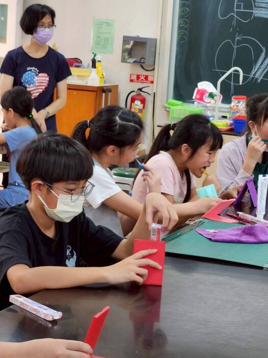 「潔牙小天使訓練」活動正式啟動! 感謝校牙醫、校護與大小志工們的全力協助,更要向最重要、最認真的各班「潔牙小天使」致敬——他們即將展開全校潔牙模範示範的旅程!  特別感謝凰慈牙醫師的專業指導,帶領孩子們學習正確的口腔保健知識,讓大家了解牙齒健康的重要性。良好的牙齒保健習慣,將為孩子們的未來打下深遠的基礎。  也要感謝麗雅與詠淯志工們的熱心參與,從前期籌備到現場協助,無私付出讓活動順利圓滿,並為孩子們帶來滿滿的溫暖與關懷。  還有溫柔細心的香靜校護,在後勤照護與專業支援上提供了堅強的後盾,確保孩子們的安全與健康。  這次活動還有六年級小志工祐庭、詩穎、采甯、祖睿的協助,一起叮嚀與注意每個確實潔牙的細節。  更感謝各班導師的支持,讓「潔牙小天使」成為一項持續且富有意義的活動,一同守護孩子們的口腔健康!