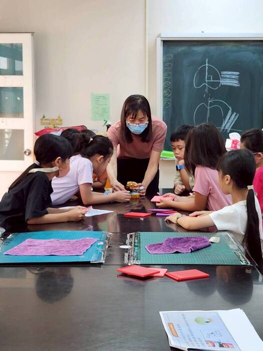 「潔牙小天使訓練」活動正式啟動! 感謝校牙醫、校護與大小志工們的全力協助,更要向最重要、最認真的各班「潔牙小天使」致敬——他們即將展開全校潔牙模範示範的旅程!  特別感謝凰慈牙醫師的專業指導,帶領孩子們學習正確的口腔保健知識,讓大家了解牙齒健康的重要性。良好的牙齒保健習慣,將為孩子們的未來打下深遠的基礎。  也要感謝麗雅與詠淯志工們的熱心參與,從前期籌備到現場協助,無私付出讓活動順利圓滿,並為孩子們帶來滿滿的溫暖與關懷。  還有溫柔細心的香靜校護,在後勤照護與專業支援上提供了堅強的後盾,確保孩子們的安全與健康。  這次活動還有六年級小志工祐庭、詩穎、采甯、祖睿的協助,一起叮嚀與注意每個確實潔牙的細節。  更感謝各班導師的支持,讓「潔牙小天使」成為一項持續且富有意義的活動,一同守護孩子們的口腔健康!