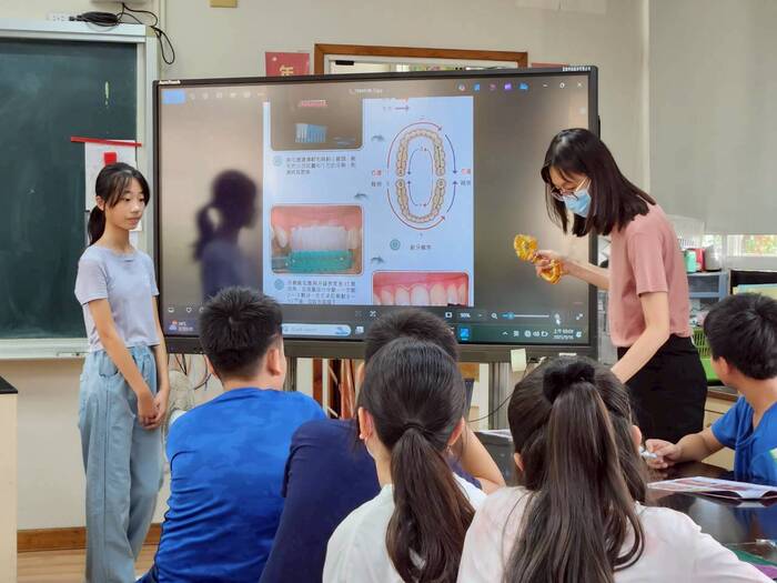 「潔牙小天使訓練」活動正式啟動! 感謝校牙醫、校護與大小志工們的全力協助,更要向最重要、最認真的各班「潔牙小天使」致敬——他們即將展開全校潔牙模範示範的旅程!  特別感謝凰慈牙醫師的專業指導,帶領孩子們學習正確的口腔保健知識,讓大家了解牙齒健康的重要性。良好的牙齒保健習慣,將為孩子們的未來打下深遠的基礎。  也要感謝麗雅與詠淯志工們的熱心參與,從前期籌備到現場協助,無私付出讓活動順利圓滿,並為孩子們帶來滿滿的溫暖與關懷。  還有溫柔細心的香靜校護,在後勤照護與專業支援上提供了堅強的後盾,確保孩子們的安全與健康。  這次活動還有六年級小志工祐庭、詩穎、采甯、祖睿的協助,一起叮嚀與注意每個確實潔牙的細節。  更感謝各班導師的支持,讓「潔牙小天使」成為一項持續且富有意義的活動,一同守護孩子們的口腔健康!