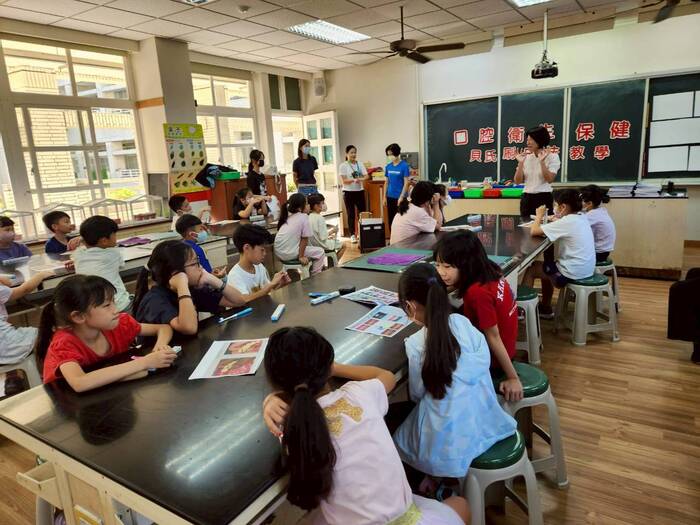 「潔牙小天使訓練」活動正式啟動! 感謝校牙醫、校護與大小志工們的全力協助,更要向最重要、最認真的各班「潔牙小天使」致敬——他們即將展開全校潔牙模範示範的旅程!  特別感謝凰慈牙醫師的專業指導,帶領孩子們學習正確的口腔保健知識,讓大家了解牙齒健康的重要性。良好的牙齒保健習慣,將為孩子們的未來打下深遠的基礎。  也要感謝麗雅與詠淯志工們的熱心參與,從前期籌備到現場協助,無私付出讓活動順利圓滿,並為孩子們帶來滿滿的溫暖與關懷。  還有溫柔細心的香靜校護,在後勤照護與專業支援上提供了堅強的後盾,確保孩子們的安全與健康。  這次活動還有六年級小志工祐庭、詩穎、采甯、祖睿的協助,一起叮嚀與注意每個確實潔牙的細節。  更感謝各班導師的支持,讓「潔牙小天使」成為一項持續且富有意義的活動,一同守護孩子們的口腔健康!