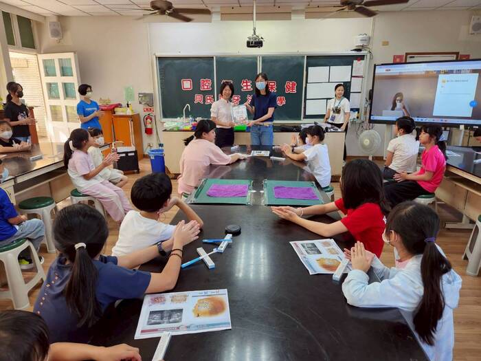 「潔牙小天使訓練」活動正式啟動! 感謝校牙醫、校護與大小志工們的全力協助,更要向最重要、最認真的各班「潔牙小天使」致敬——他們即將展開全校潔牙模範示範的旅程!  特別感謝凰慈牙醫師的專業指導,帶領孩子們學習正確的口腔保健知識,讓大家了解牙齒健康的重要性。良好的牙齒保健習慣,將為孩子們的未來打下深遠的基礎。  也要感謝麗雅與詠淯志工們的熱心參與,從前期籌備到現場協助,無私付出讓活動順利圓滿,並為孩子們帶來滿滿的溫暖與關懷。  還有溫柔細心的香靜校護,在後勤照護與專業支援上提供了堅強的後盾,確保孩子們的安全與健康。  這次活動還有六年級小志工祐庭、詩穎、采甯、祖睿的協助,一起叮嚀與注意每個確實潔牙的細節。  更感謝各班導師的支持,讓「潔牙小天使」成為一項持續且富有意義的活動,一同守護孩子們的口腔健康!