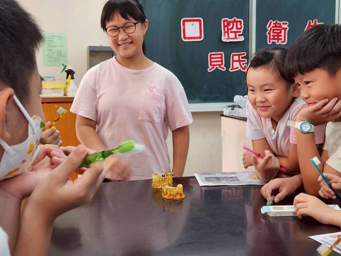 「潔牙小天使訓練」活動正式啟動! 感謝校牙醫、校護與大小志工們的全力協助,更要向最重要、最認真的各班「潔牙小天使」致敬——他們即將展開全校潔牙模範示範的旅程!  特別感謝凰慈牙醫師的專業指導,帶領孩子們學習正確的口腔保健知識,讓大家了解牙齒健康的重要性。良好的牙齒保健習慣,將為孩子們的未來打下深遠的基礎。  也要感謝麗雅與詠淯志工們的熱心參與,從前期籌備到現場協助,無私付出讓活動順利圓滿,並為孩子們帶來滿滿的溫暖與關懷。  還有溫柔細心的香靜校護,在後勤照護與專業支援上提供了堅強的後盾,確保孩子們的安全與健康。  這次活動還有六年級小志工祐庭、詩穎、采甯、祖睿的協助,一起叮嚀與注意每個確實潔牙的細節。  更感謝各班導師的支持,讓「潔牙小天使」成為一項持續且富有意義的活動,一同守護孩子們的口腔健康!