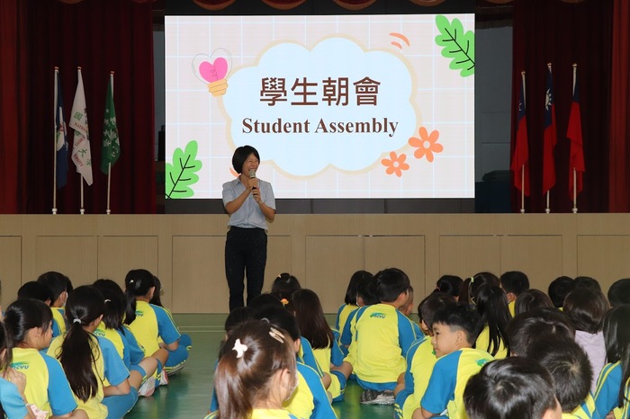 嘉義大學林翰謙校長到附小授牌