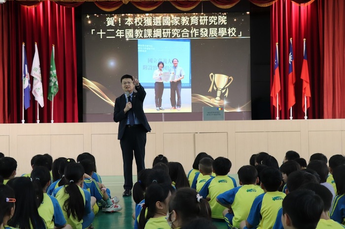 嘉義大學林翰謙校長到附小授牌