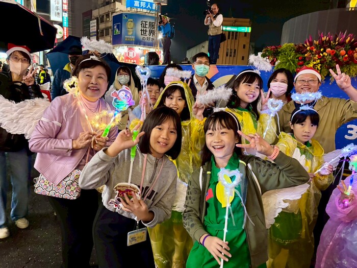 耶誕平安踩街 傳遞愛與祝福