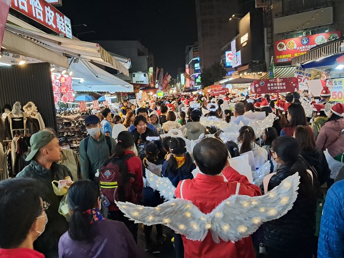 耶誕平安踩街 傳遞愛與祝福