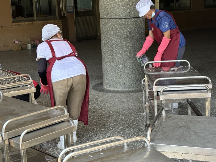 廚媽協助清洗各班級餐車