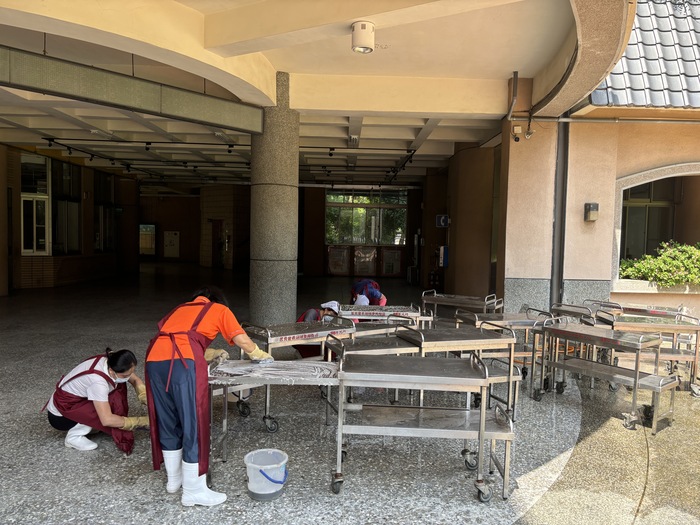 廚媽協助清洗各班級餐車