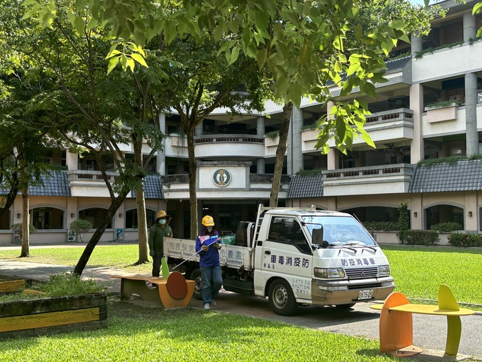 衛生局派消毒車入校做環境消毒