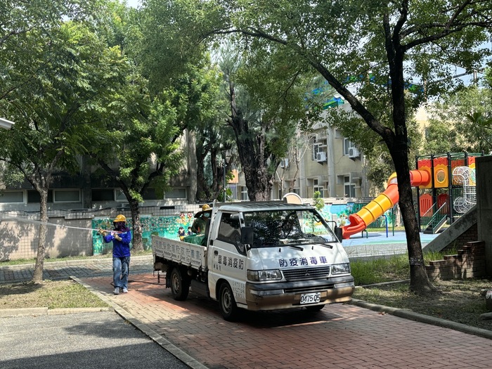 衛生局派消毒車入校做環境消毒